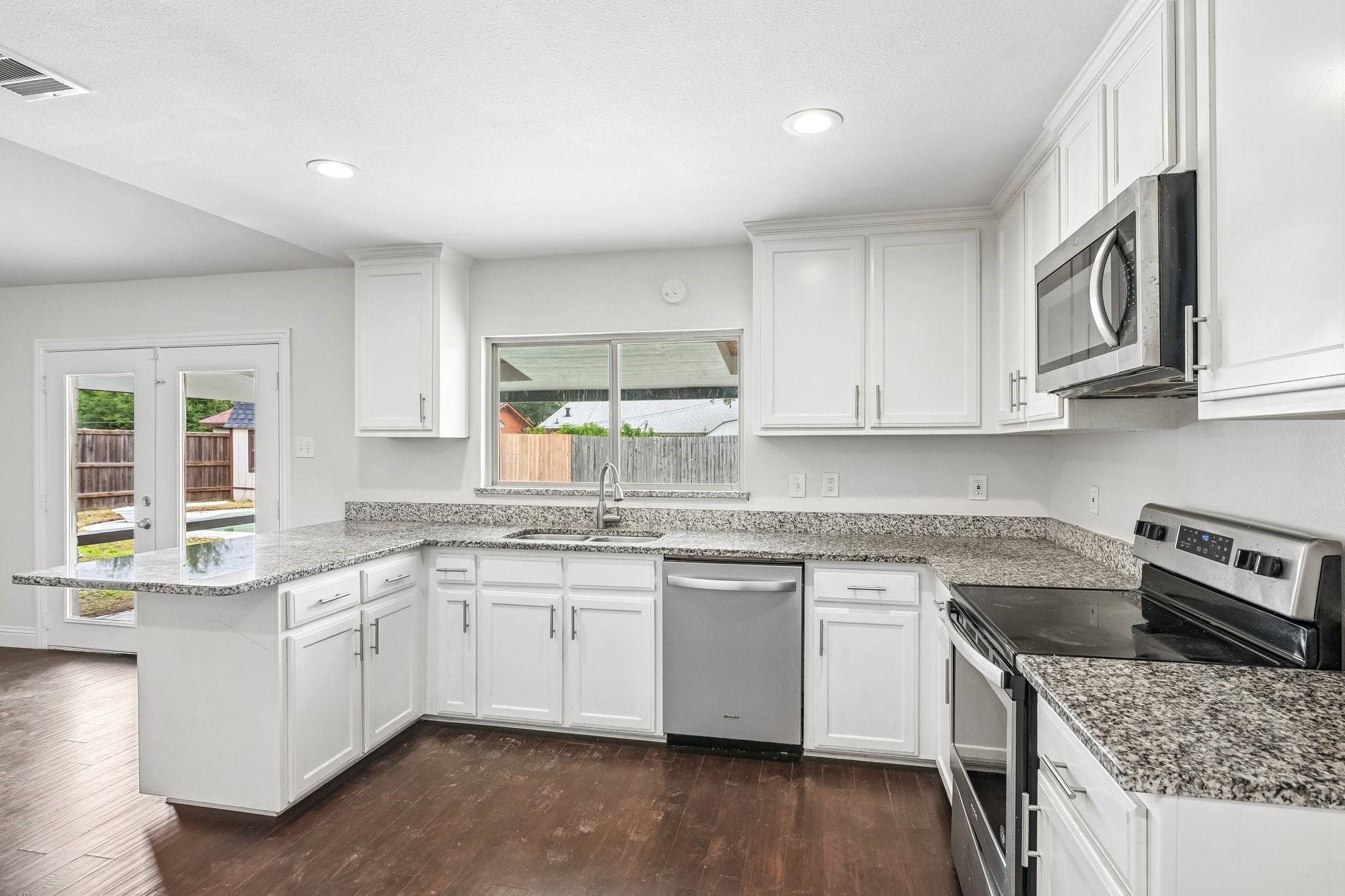 402 W Springdale Lane Grand Prairie TX 75052