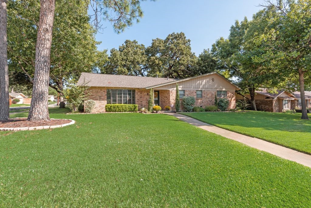 332 Plainview Drive Hurst TX 76054