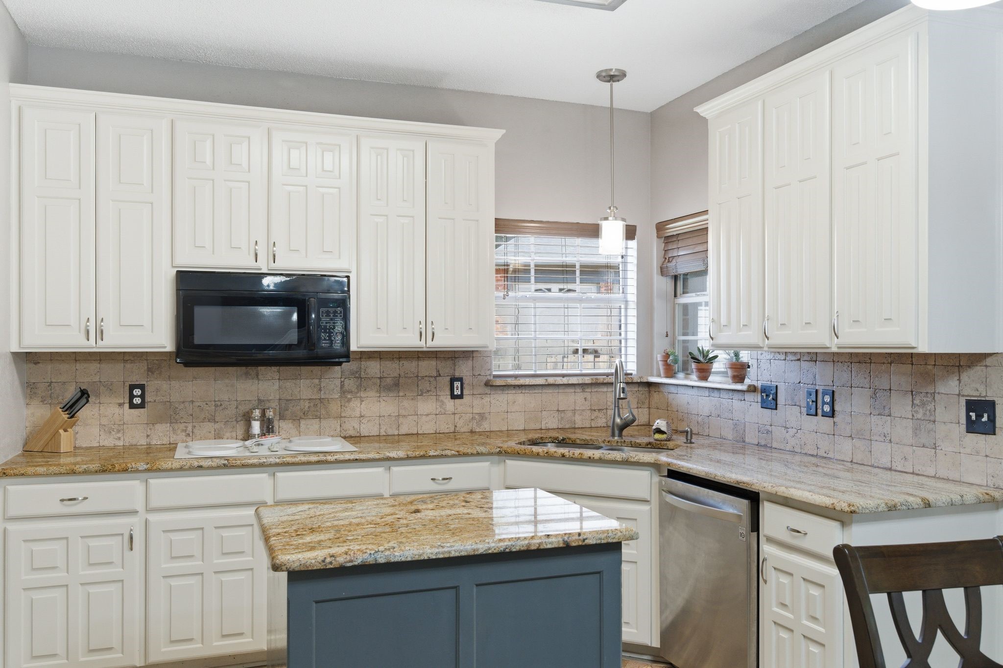 1214 Holly Hill Drive Grand Prairie TX 75052
