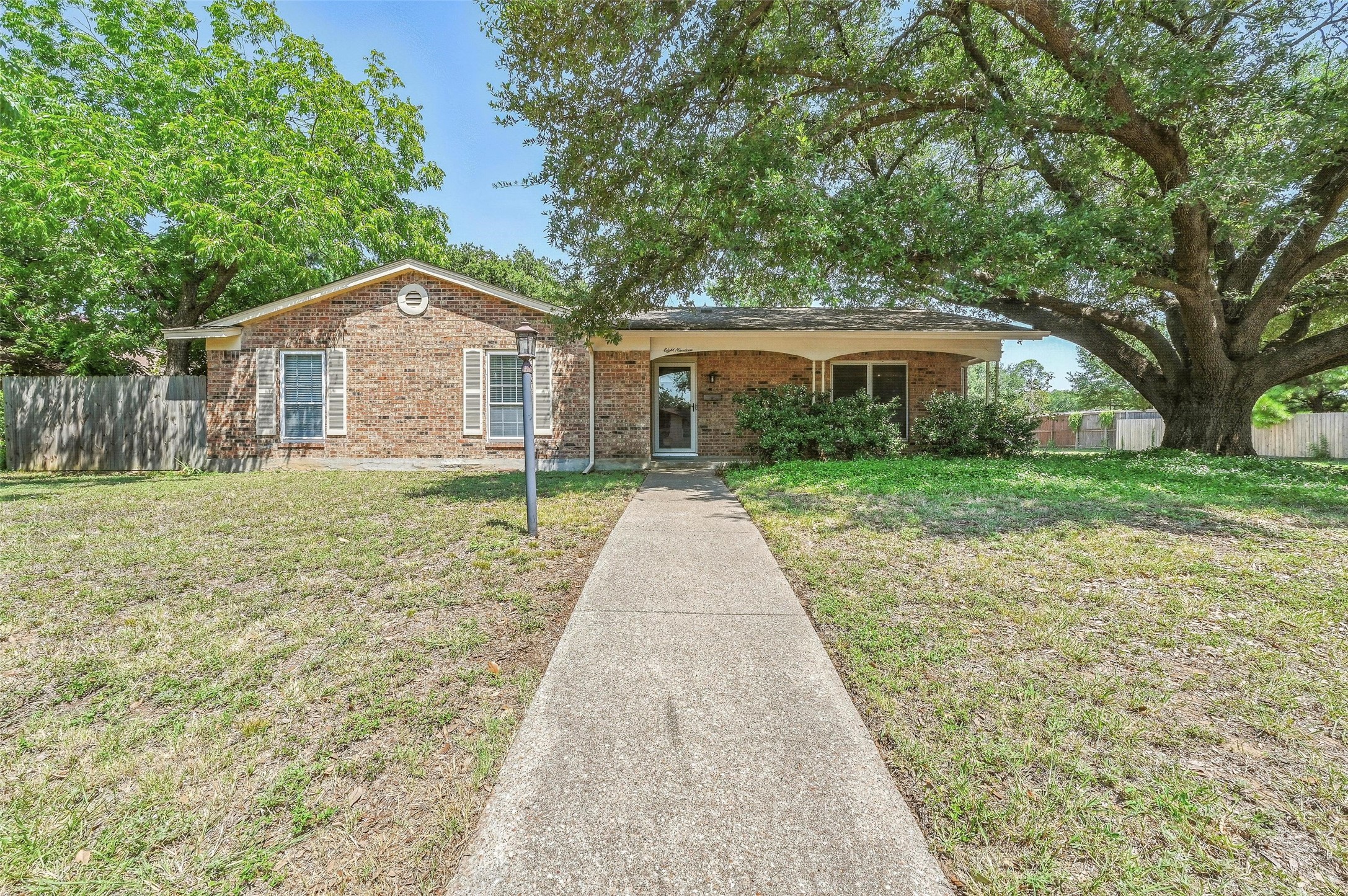 819 Clover Park Drive Arlington TX 76013