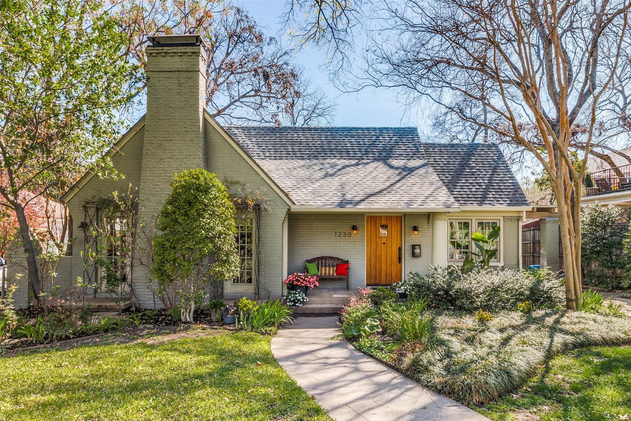 1230 N Winnetka Avenue Dallas TX 75208