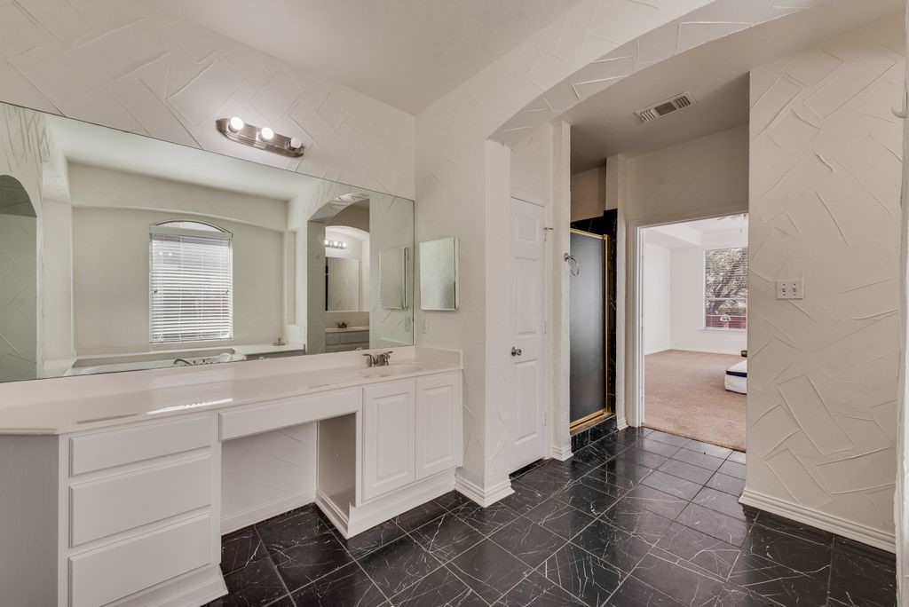 515 Suffolk Drive Grand Prairie TX 75052