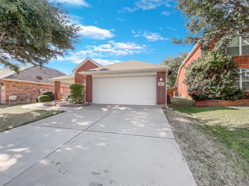 823 Ridge Point Drive Grand Prairie TX 75052