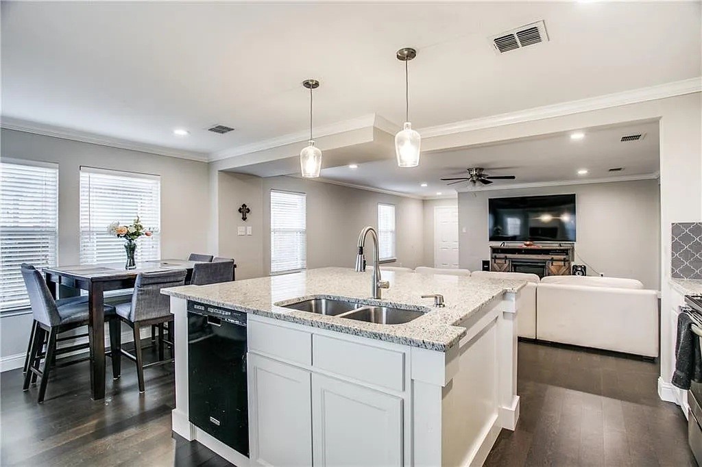 1613 Crown Point Drive Little Elm TX 75036