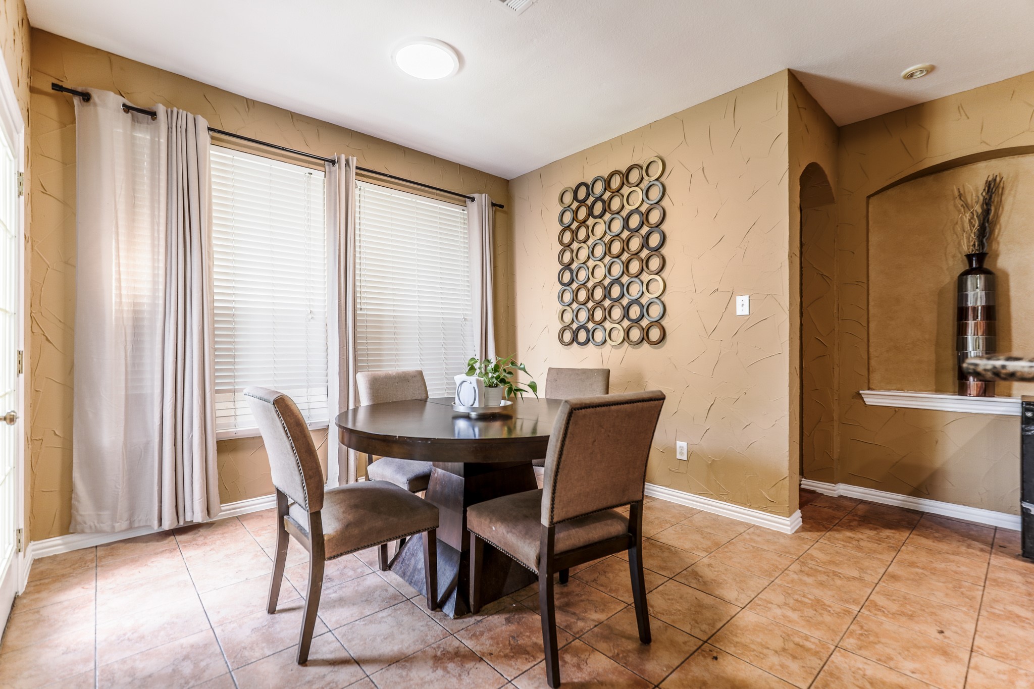 611 Laura Lane Grand Prairie TX 75052