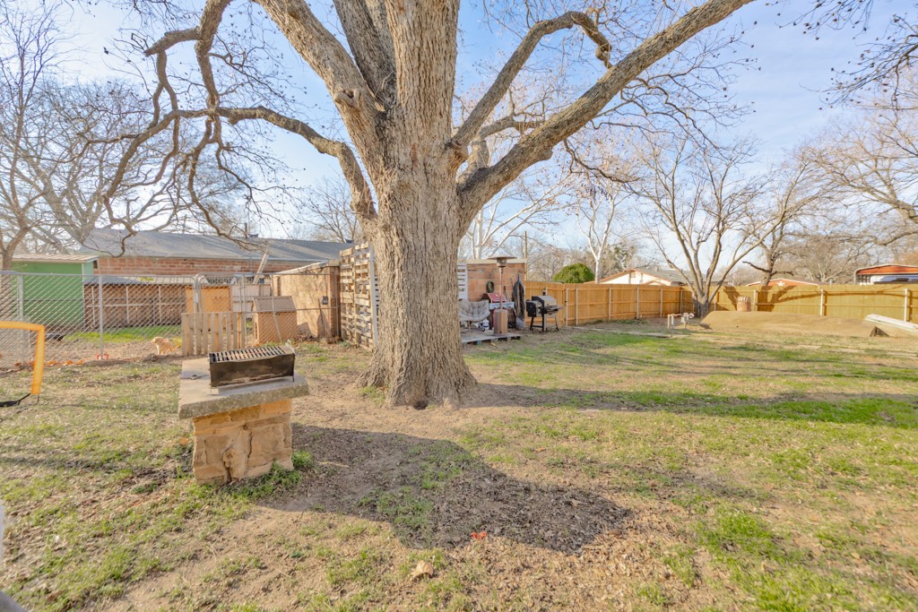 517 W Lamar Street Alvord TX 76225
