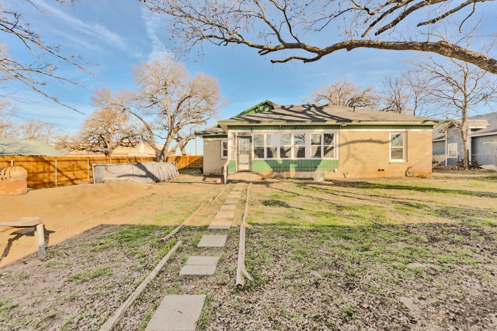517 W Lamar Street Alvord TX 76225