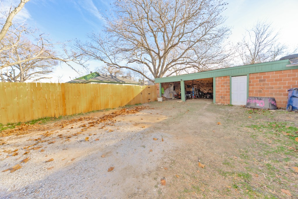 517 W Lamar Street Alvord TX 76225
