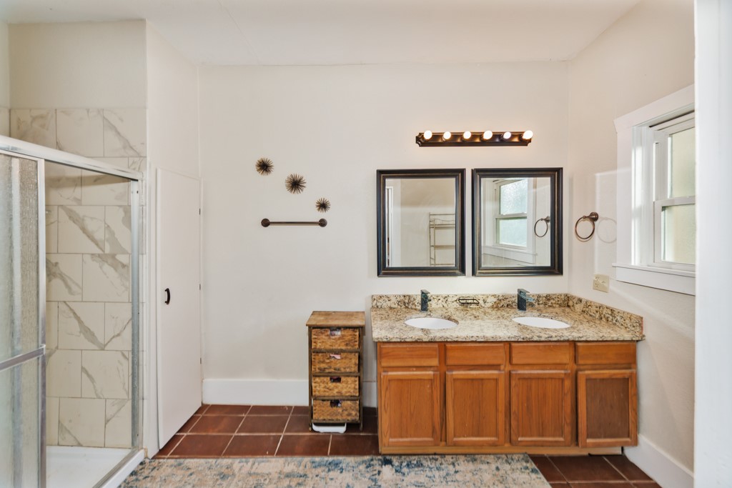 517 W Lamar Street Alvord TX 76225