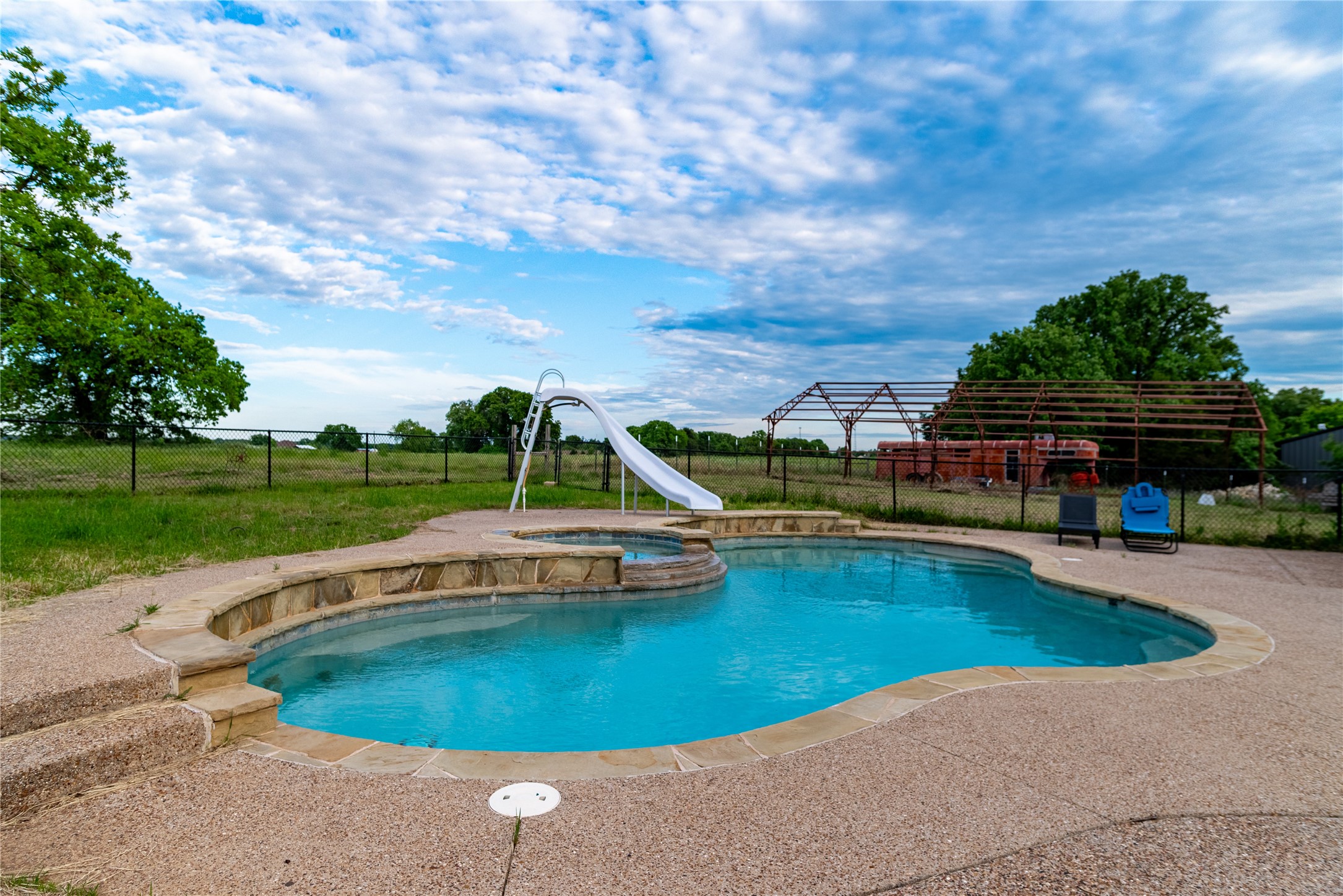 138 N Fm 1655 Alvord TX 76225