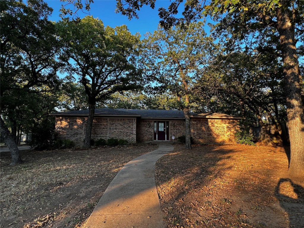 105 Shadowoak Circle Burleson TX 76028