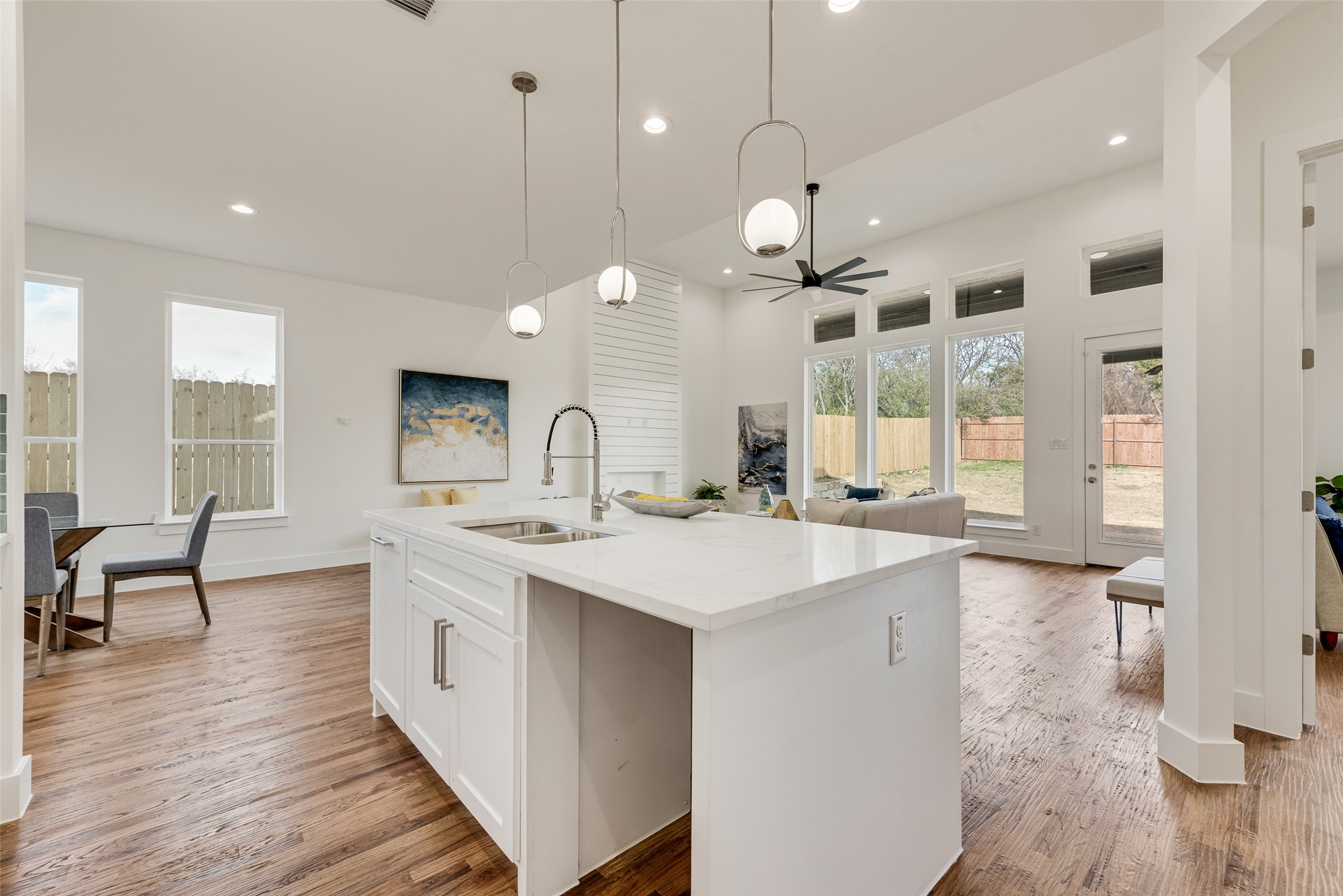 539 W Laureland Road Dallas TX 75232