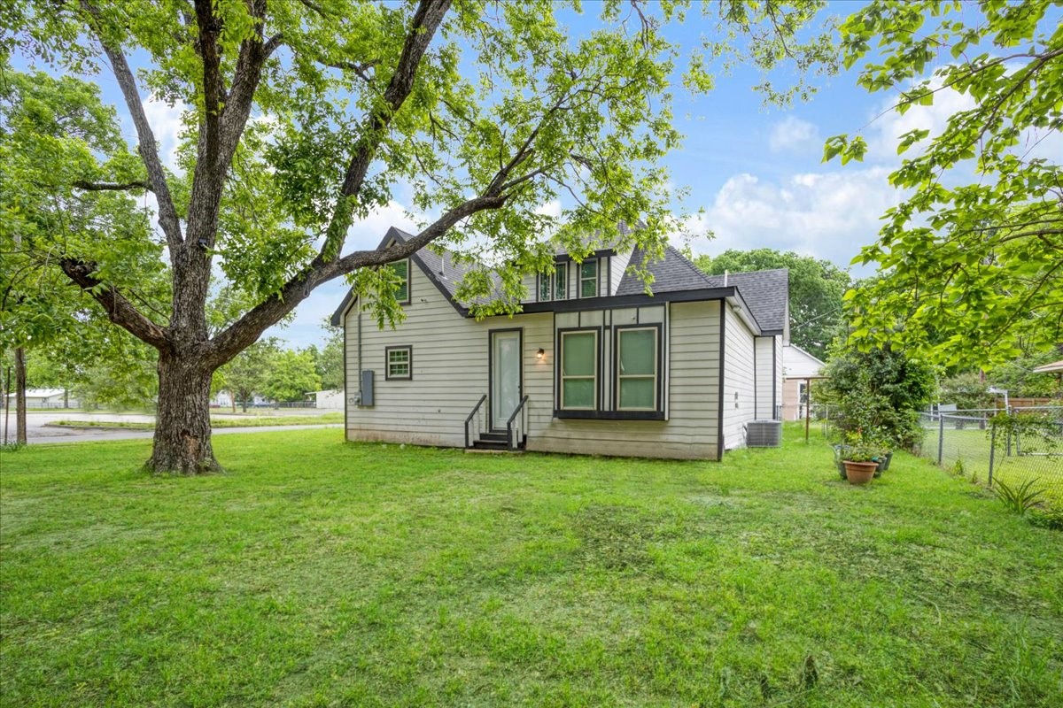 721 Maple Street Bonham TX 75418