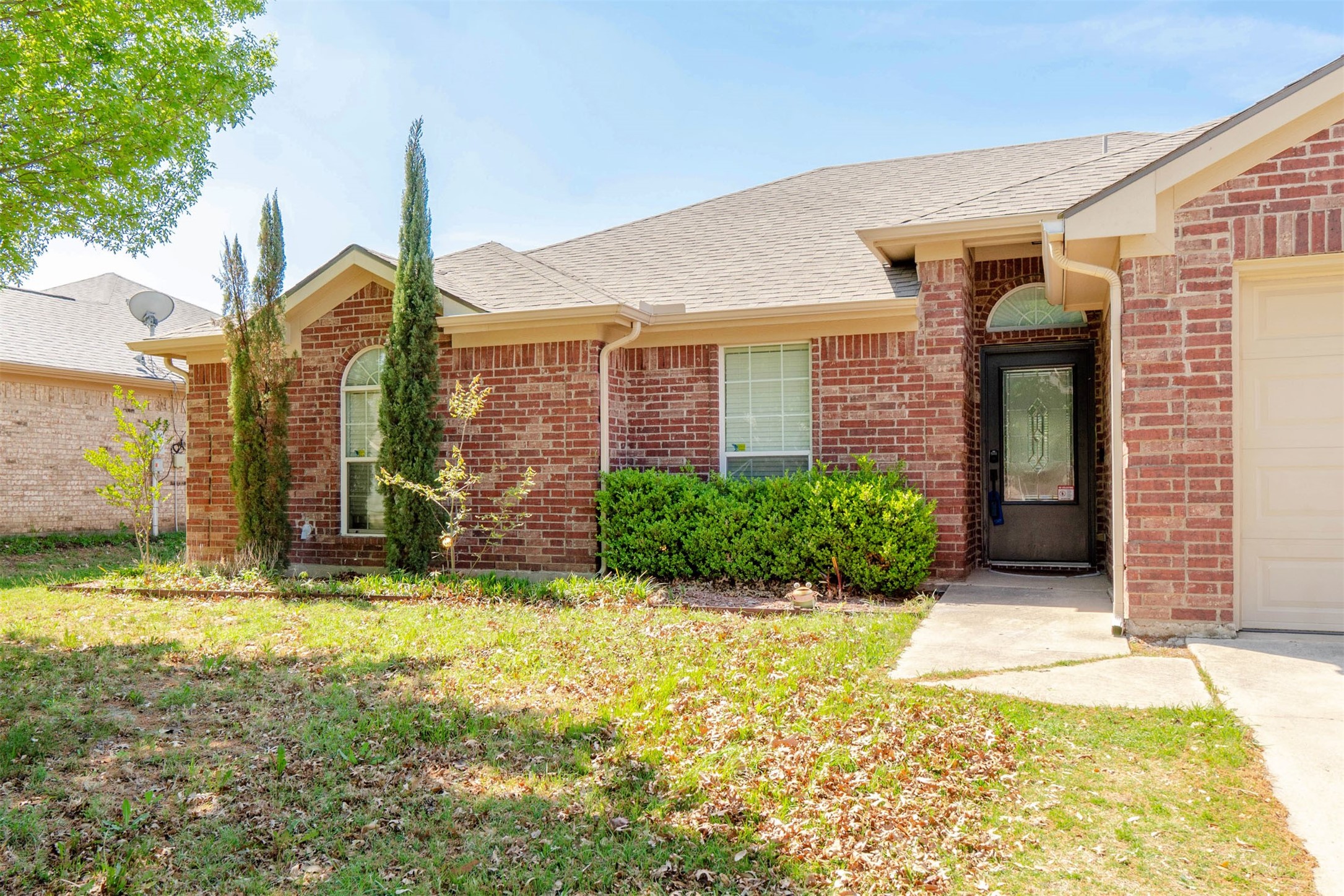 933 Sherry Lane Saginaw TX 76179
