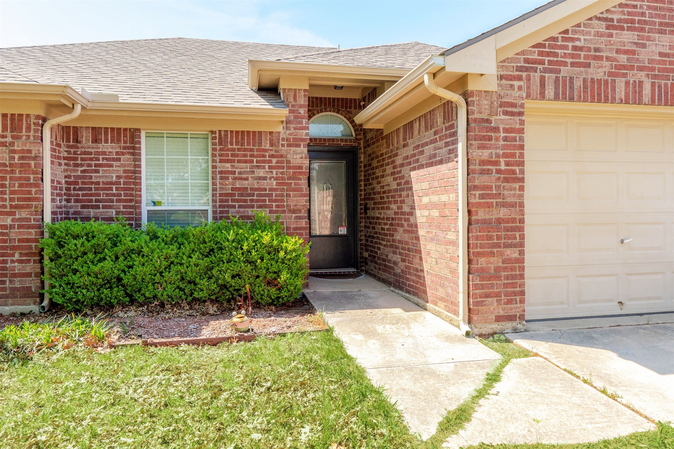 933 Sherry Lane Saginaw TX 76179