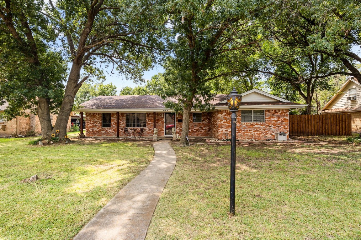 809 Egyptian Way Grand Prairie TX 75050