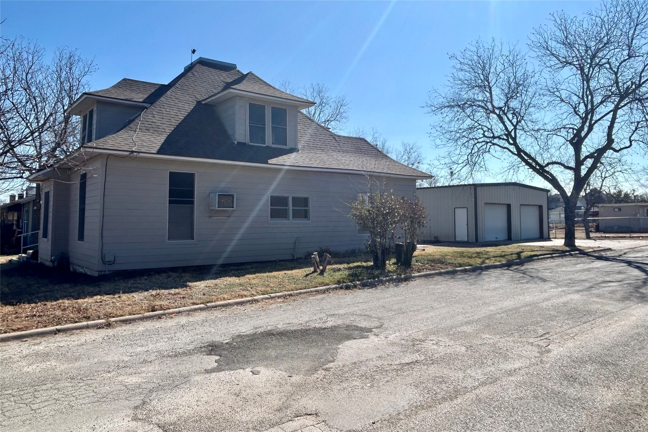 911 W Liveoak Street Coleman TX 76834