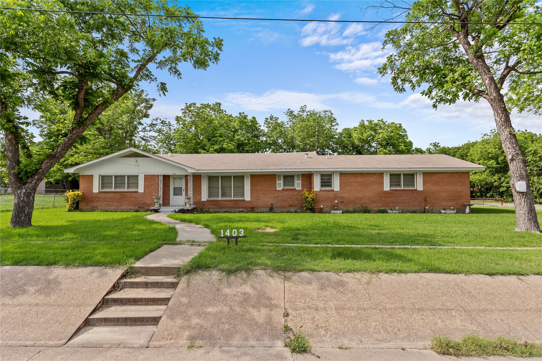 1403 W 5th Street Clifton TX 76634