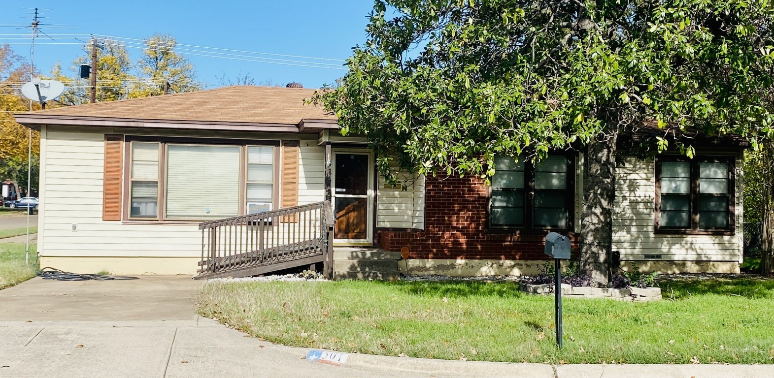 501 E Ellen Avenue Hurst TX 76053