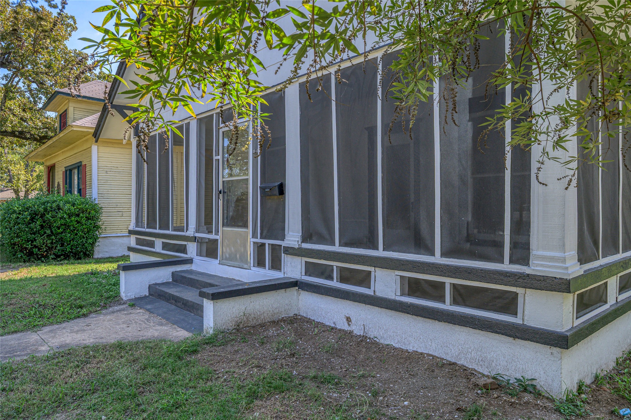 708 W Texas Street Denison TX 75020