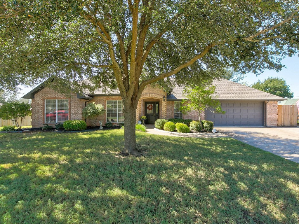 3204 Crockett Street Granbury TX 76049