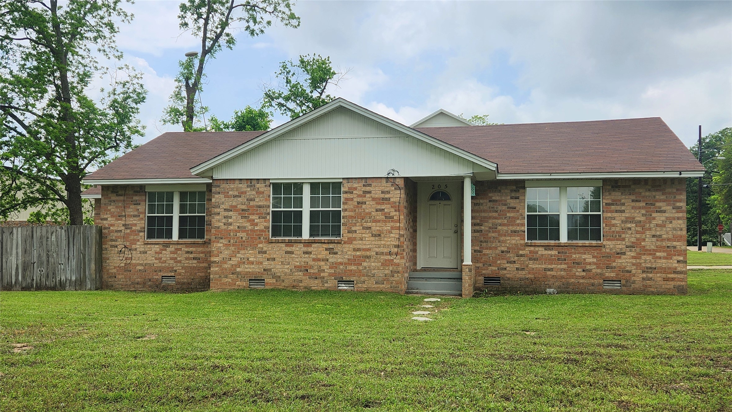 205 N Hubbard Omaha TX 75571