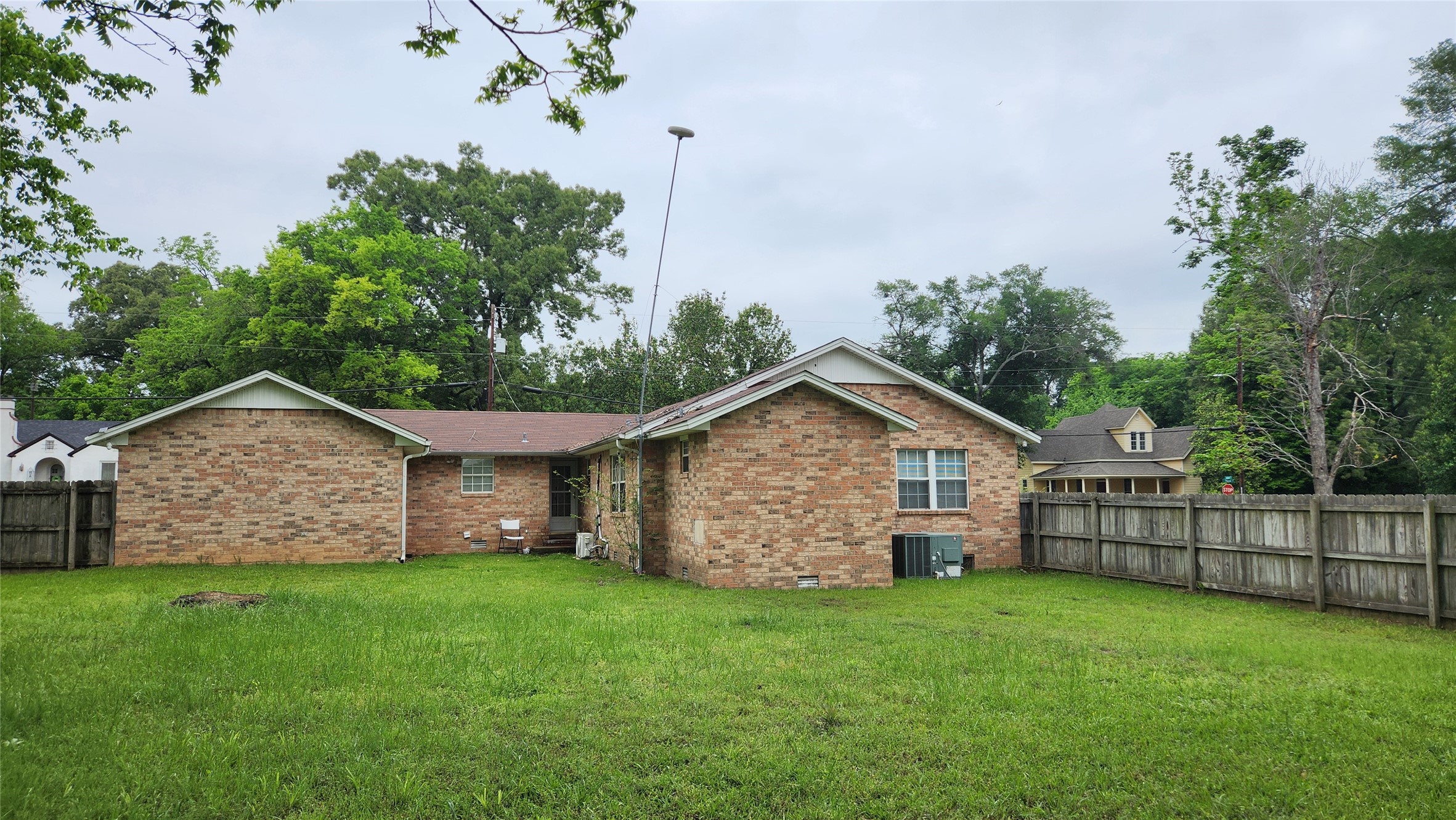 205 N Hubbard Omaha TX 75571