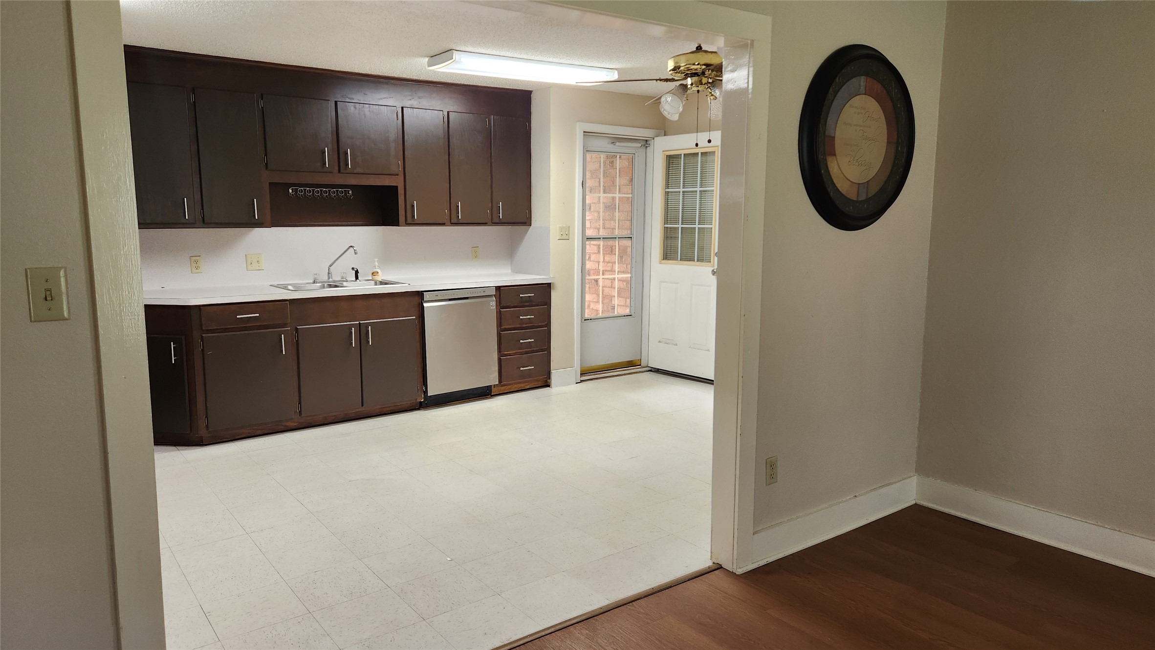 205 N Hubbard Omaha TX 75571