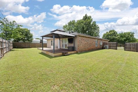 1611 Berry Drive Cleburne TX 76033