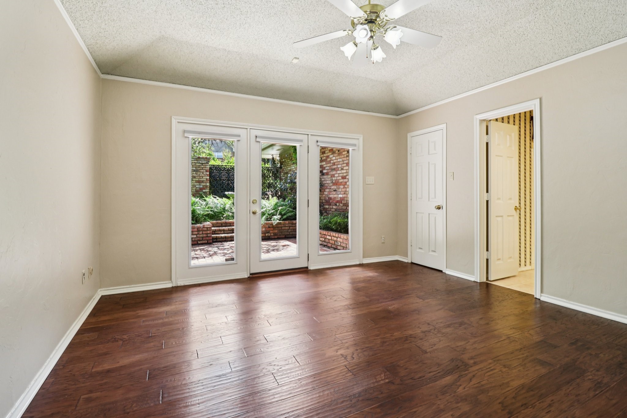 1015 Crowley Road Arlington TX 76012