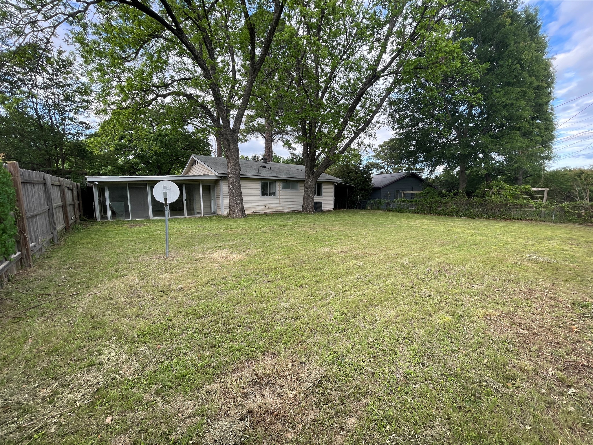 518 W Lovers Lane Arlington TX 76010