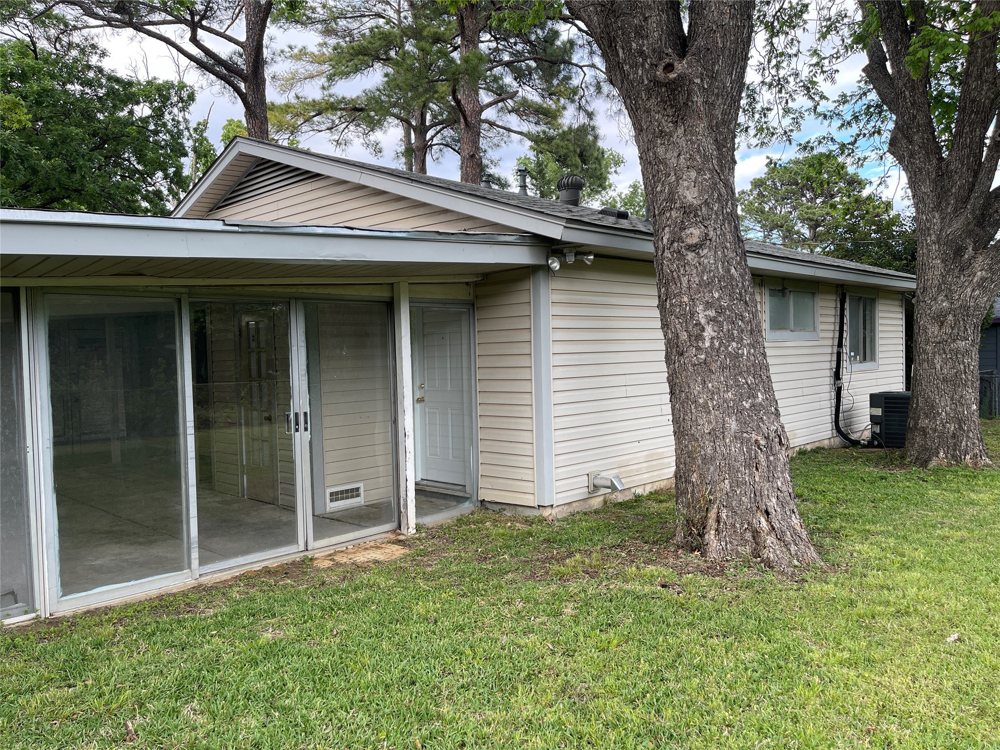 518 W Lovers Lane Arlington TX 76010