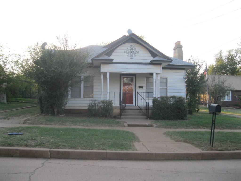 203 S Flint Street Breckenridge TX 76424