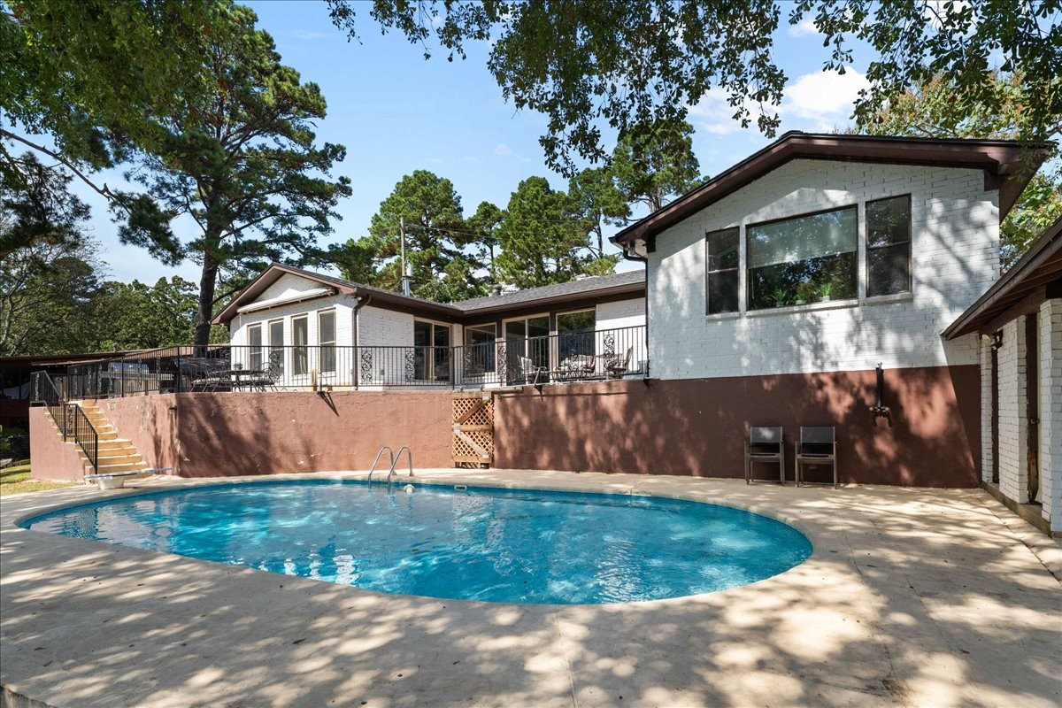 2002 W Lake Drive Gladewater TX 75647