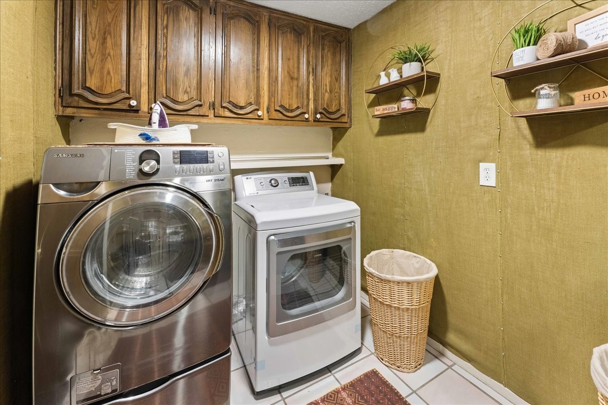 2002 W Lake Drive Gladewater TX 75647