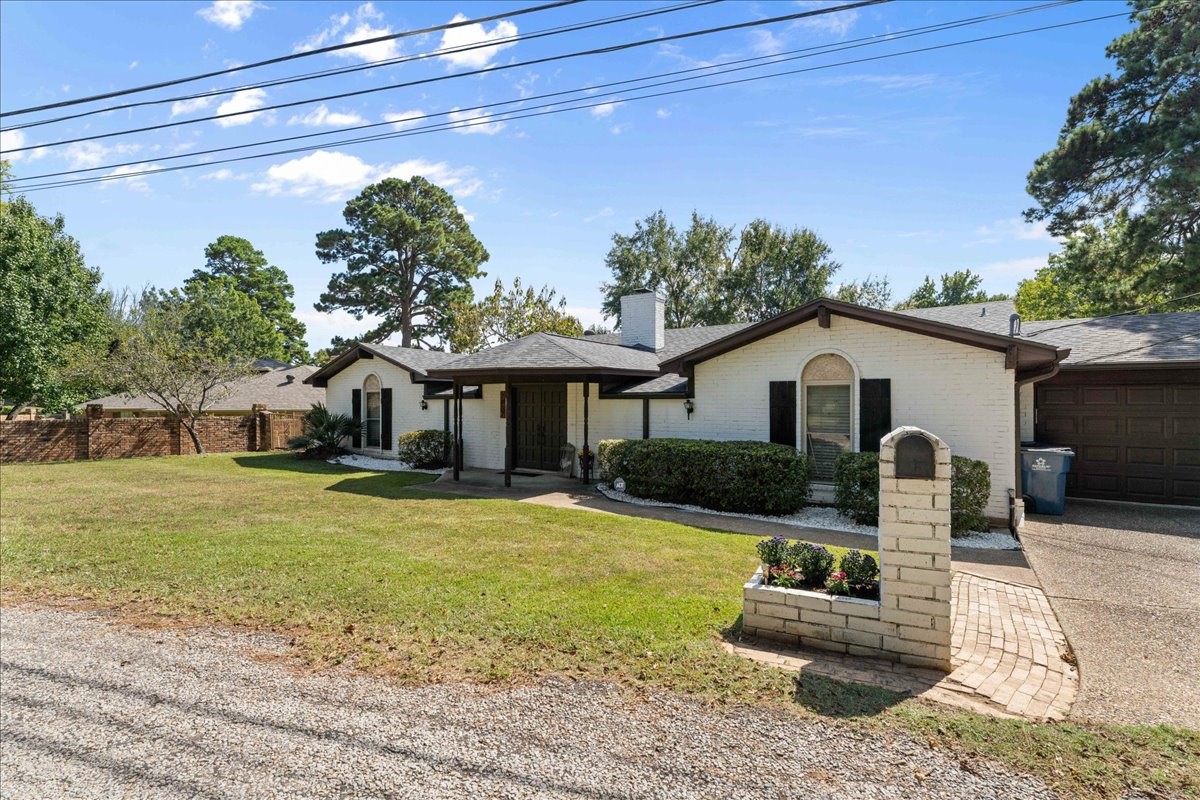 2002 W Lake Drive Gladewater TX 75647