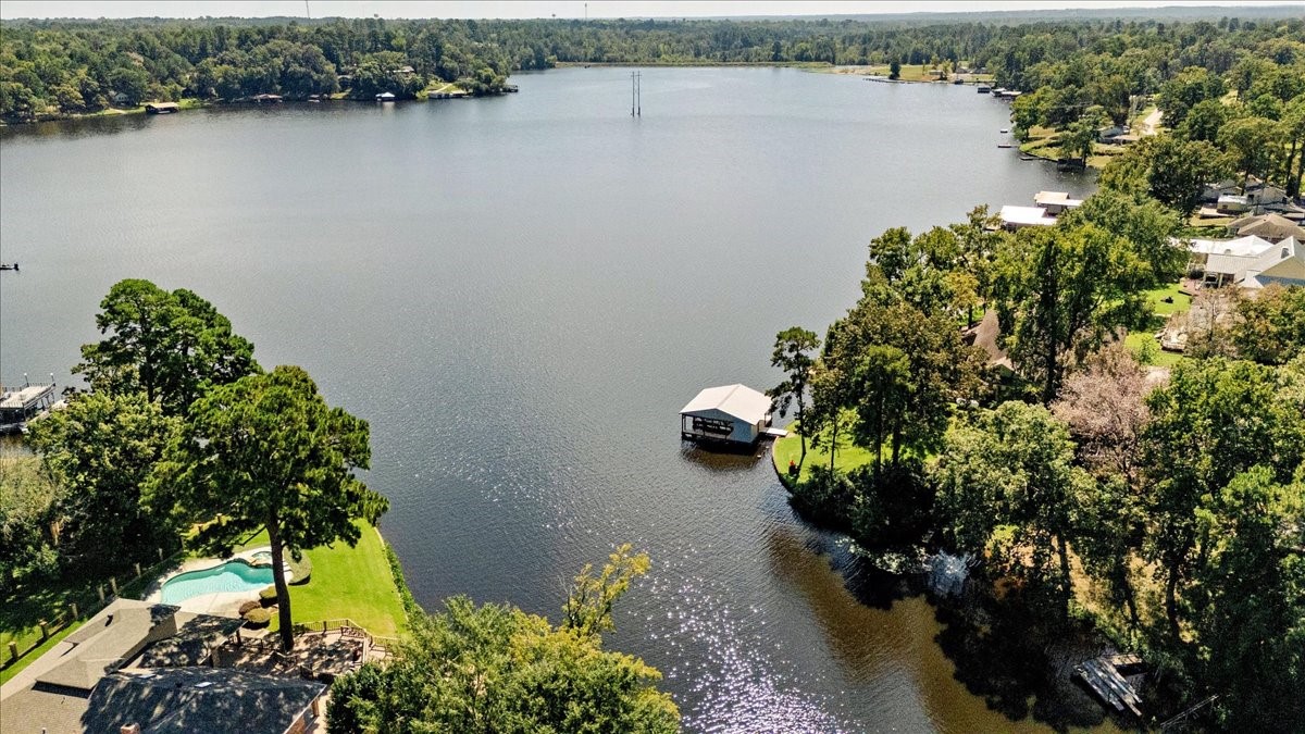 2002 W Lake Drive Gladewater TX 75647