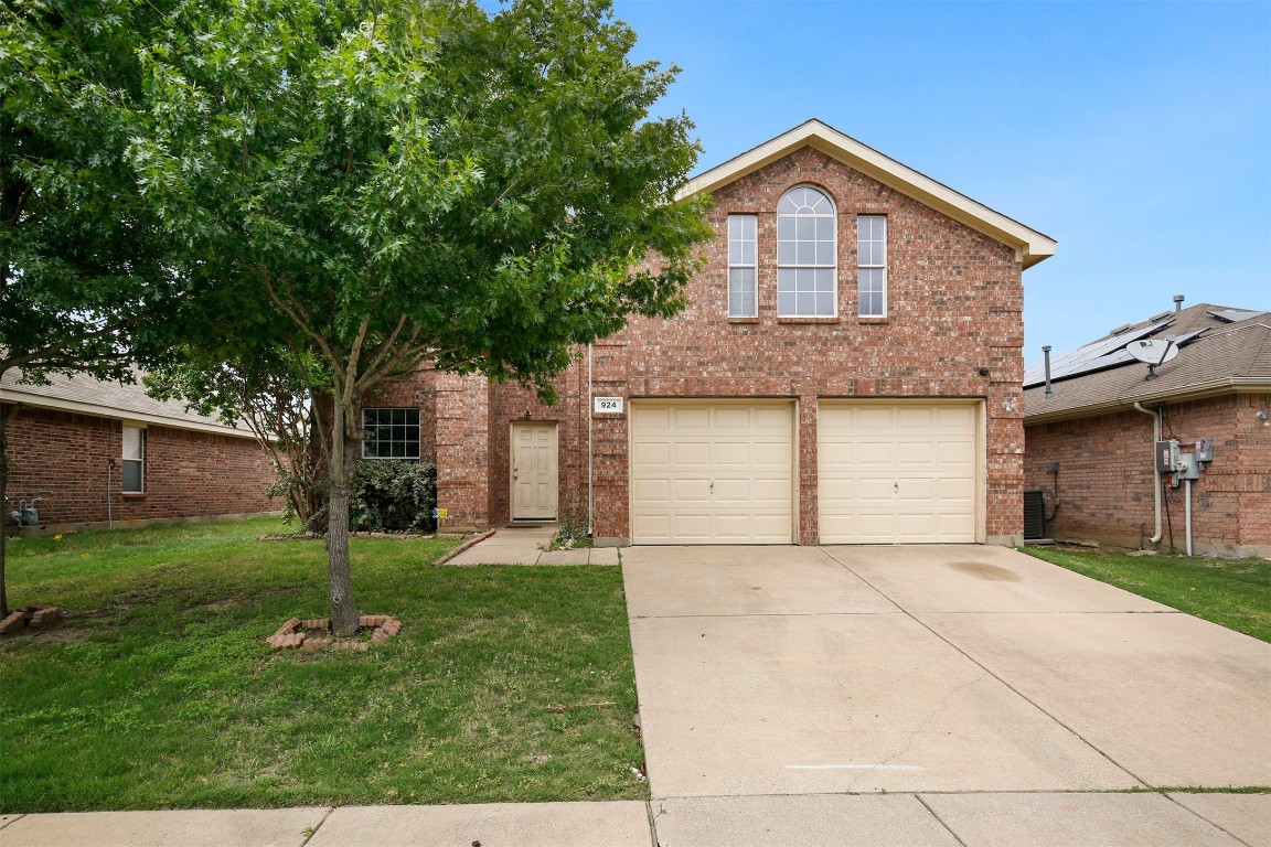 924 Pinebrook Drive Grand Prairie TX 75052