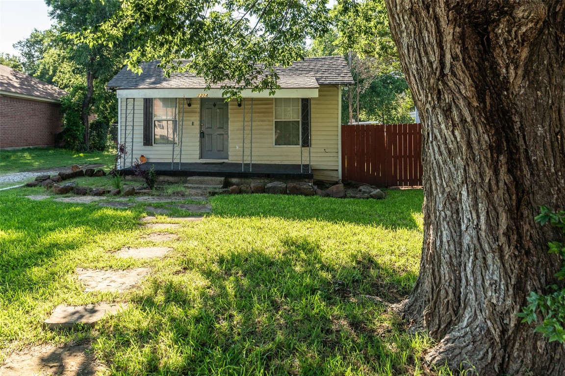 1214 Cambridge Street River Oaks TX 76114