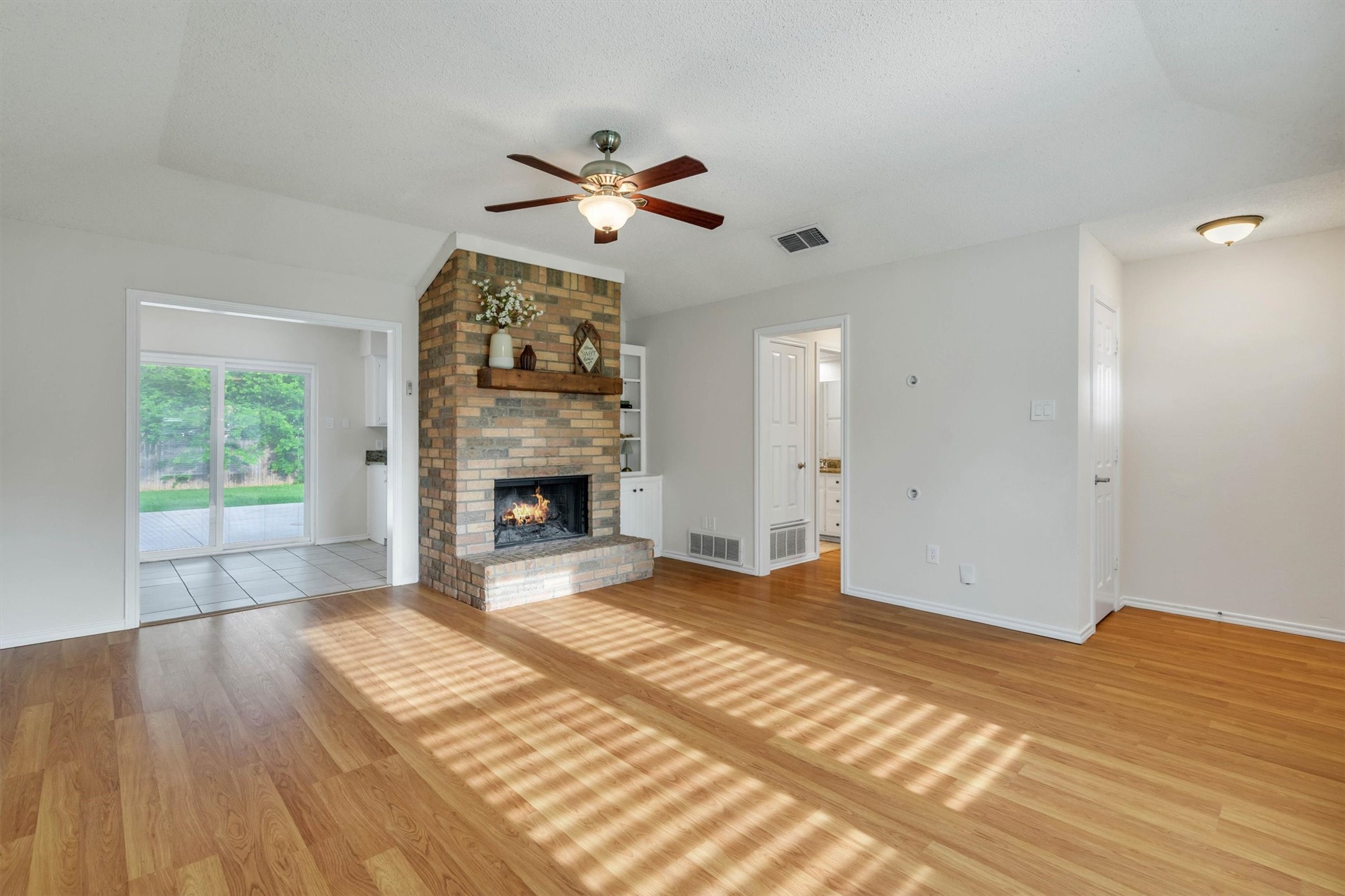 445 Parkridge Boulevard Burleson TX 76028