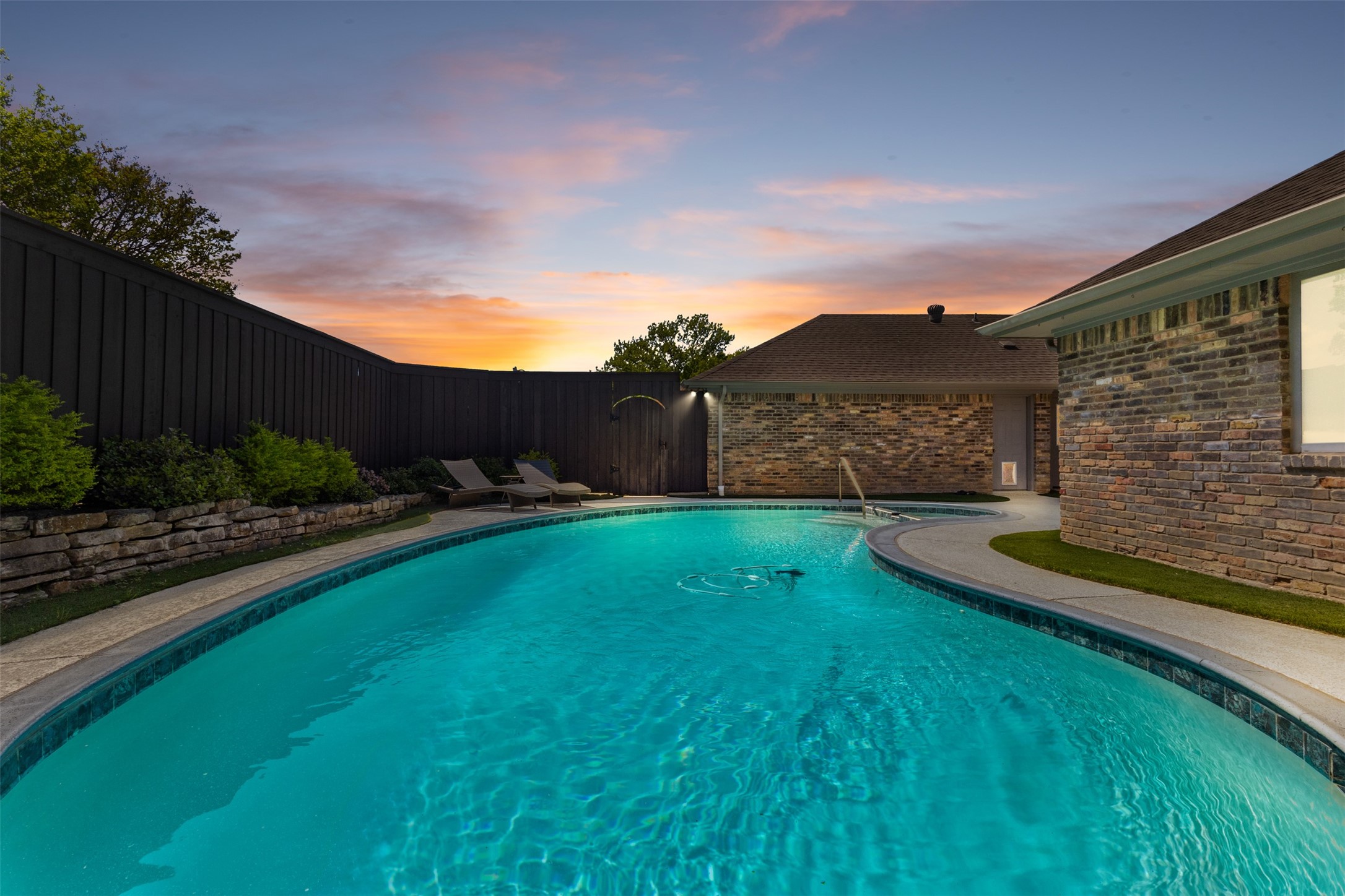 9426 Hillview Drive Dallas TX 75231