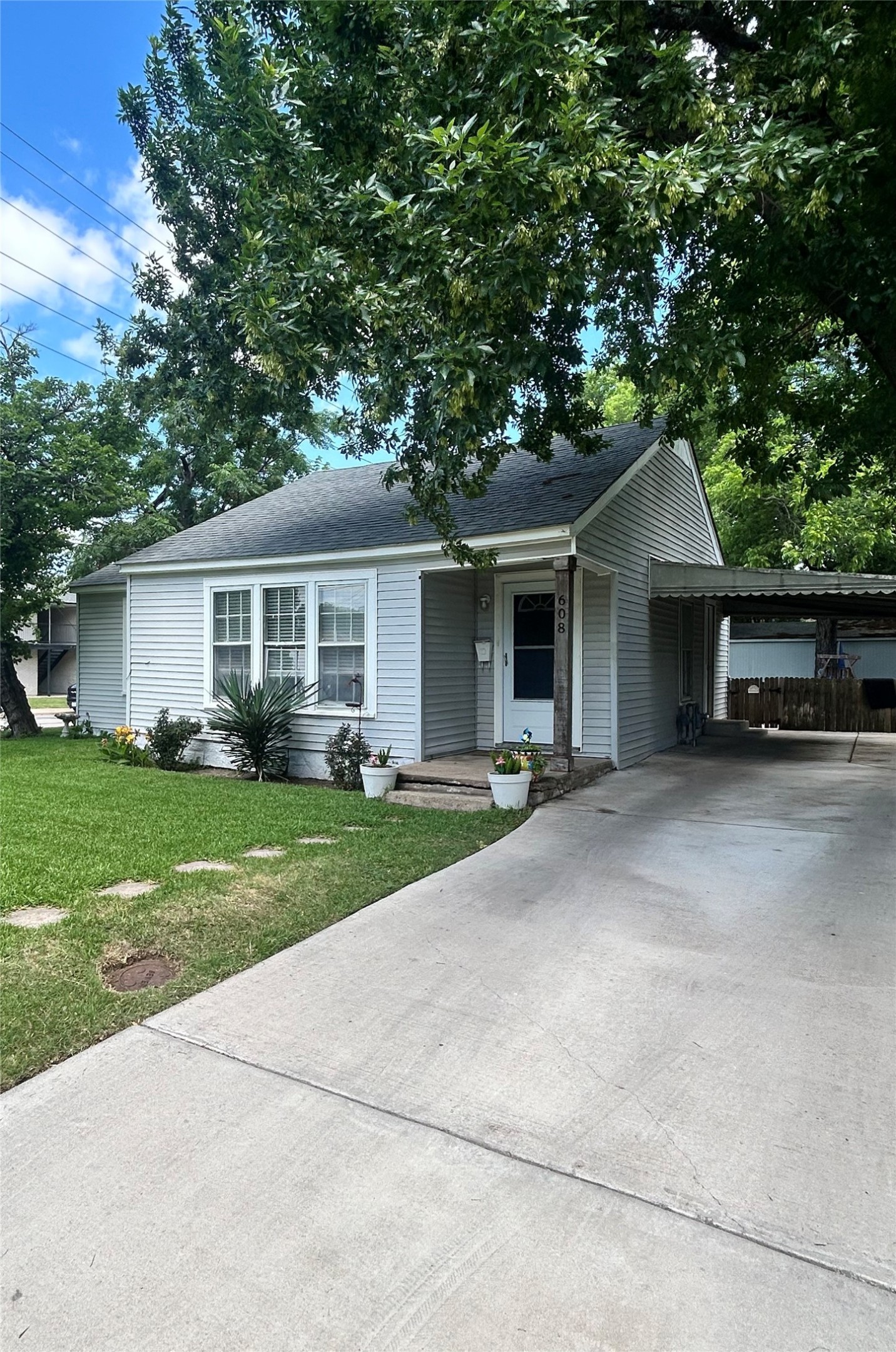 608 W Baldridge Street Ennis TX 75119