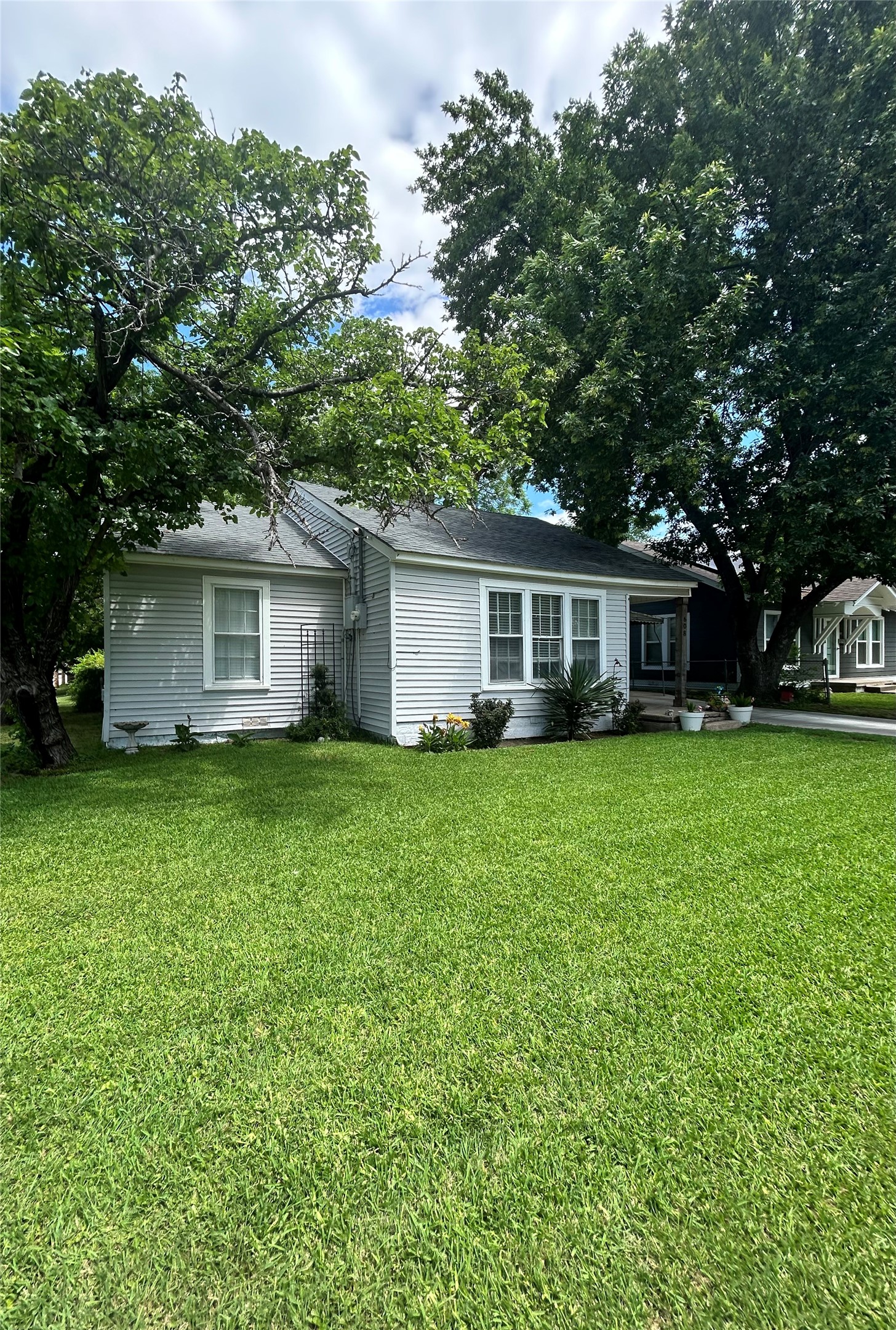 608 W Baldridge Street Ennis TX 75119