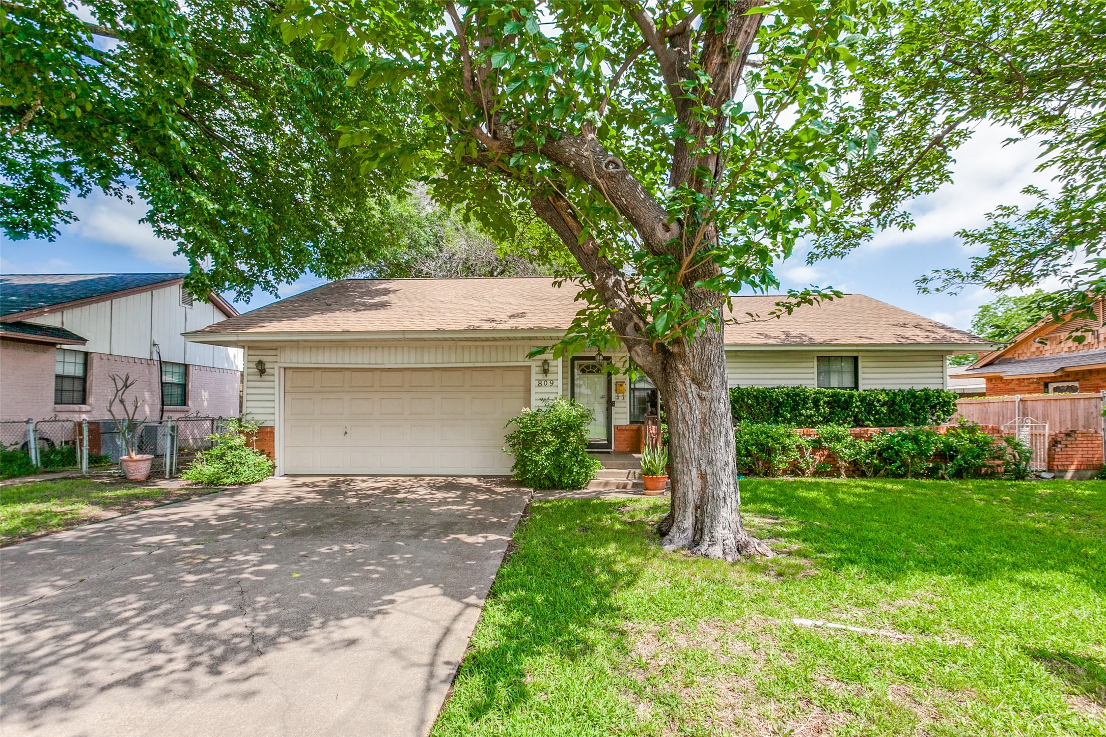 809 Alamo Lane Garland TX 75040