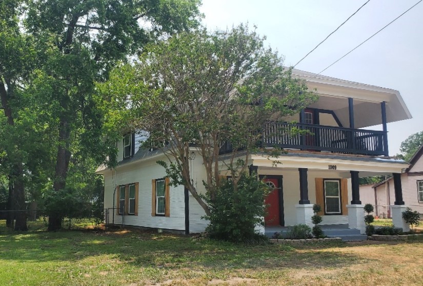 1009 N Robinson Street Cleburne TX 76031