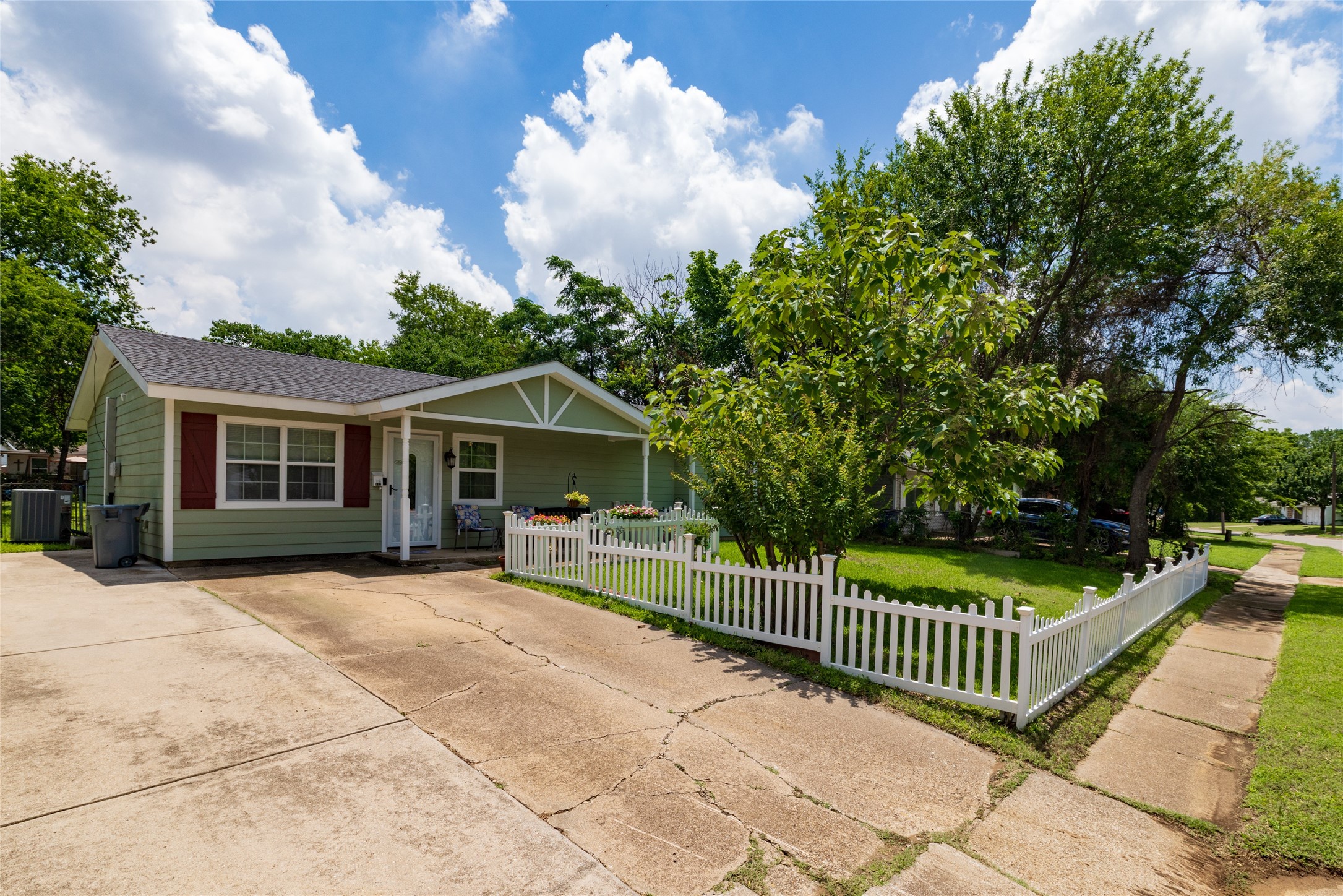 812 Denton Drive Euless TX 76039
