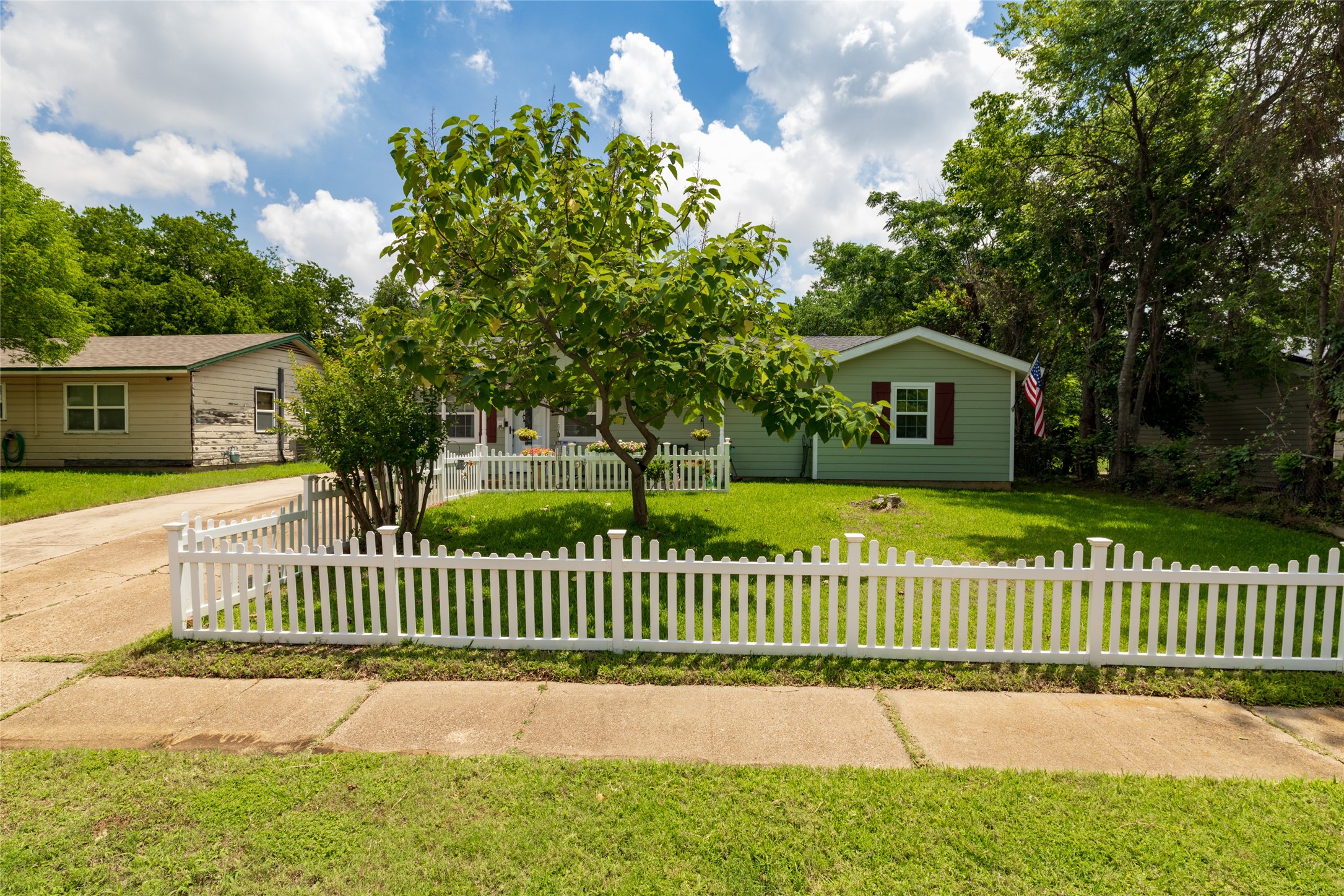 812 Denton Drive Euless TX 76039