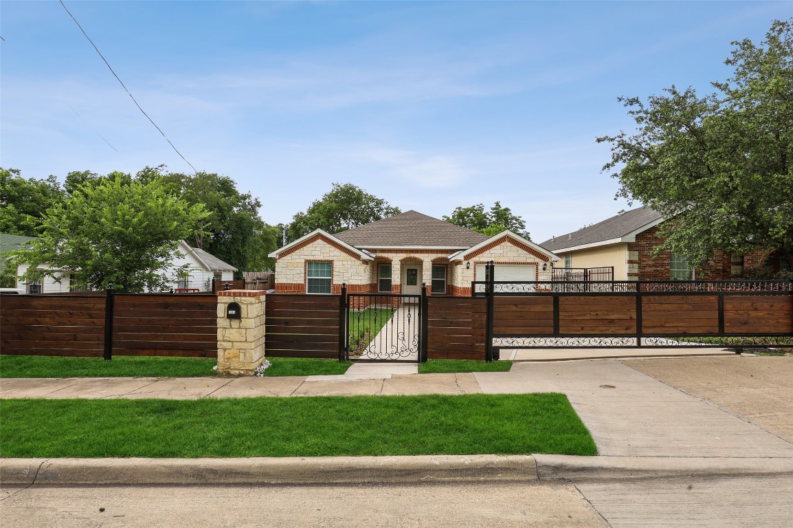 1243 Hudspeth Avenue Dallas TX 75216