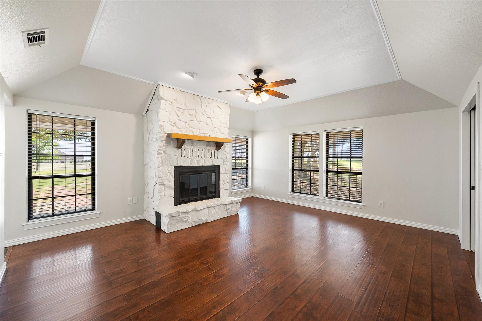 1105 E Highland Road Oak Leaf TX 75154