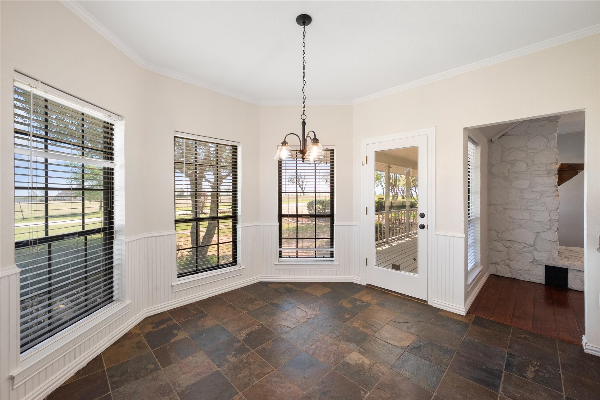1105 E Highland Road Oak Leaf TX 75154